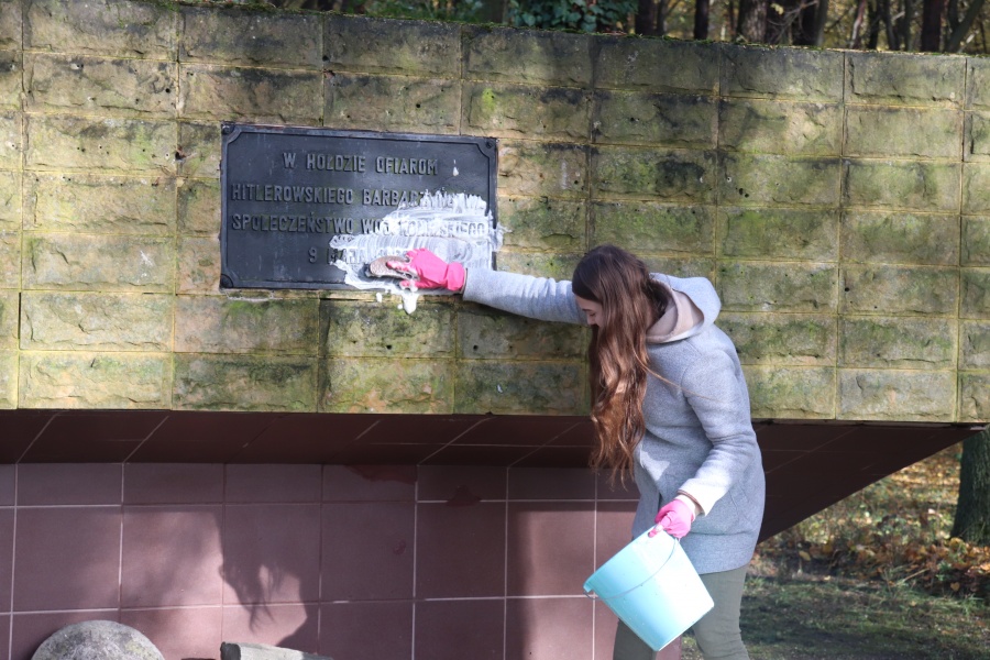 Założyli rękawiczki, chwycili za ścierki i grabie. Studenci posprzątali groby