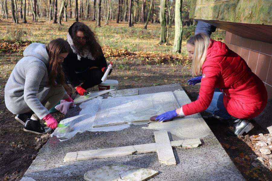 Założyli rękawiczki, chwycili za ścierki i grabie. Studenci posprzątali groby