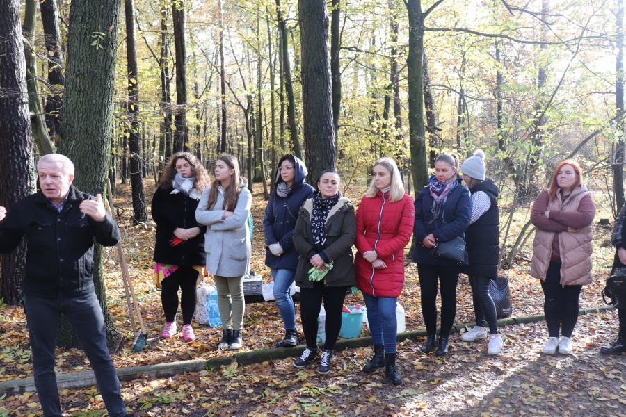 Założyli rękawiczki, chwycili za ścierki i grabie. Studenci posprzątali groby