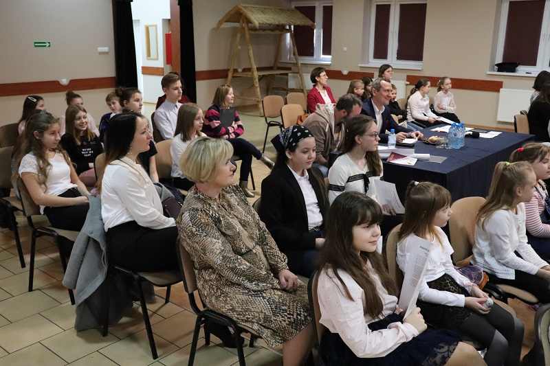 Aż 52 recytatorów w konkursie „Czerwieńcie, zieleńcie się słowa”