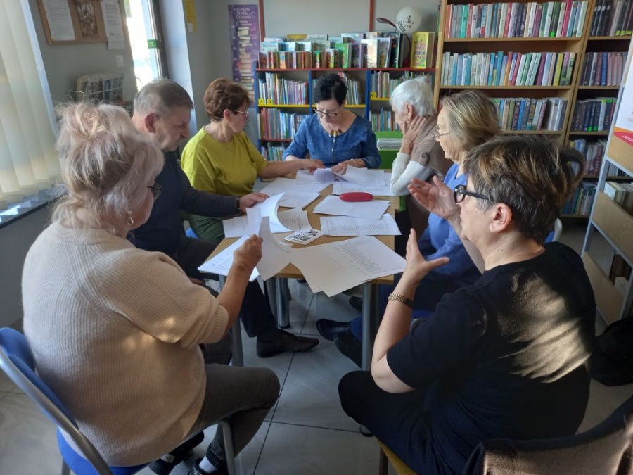 Najpierw warsztaty, później przedstawienie. Seniorzy zawitali do szkół