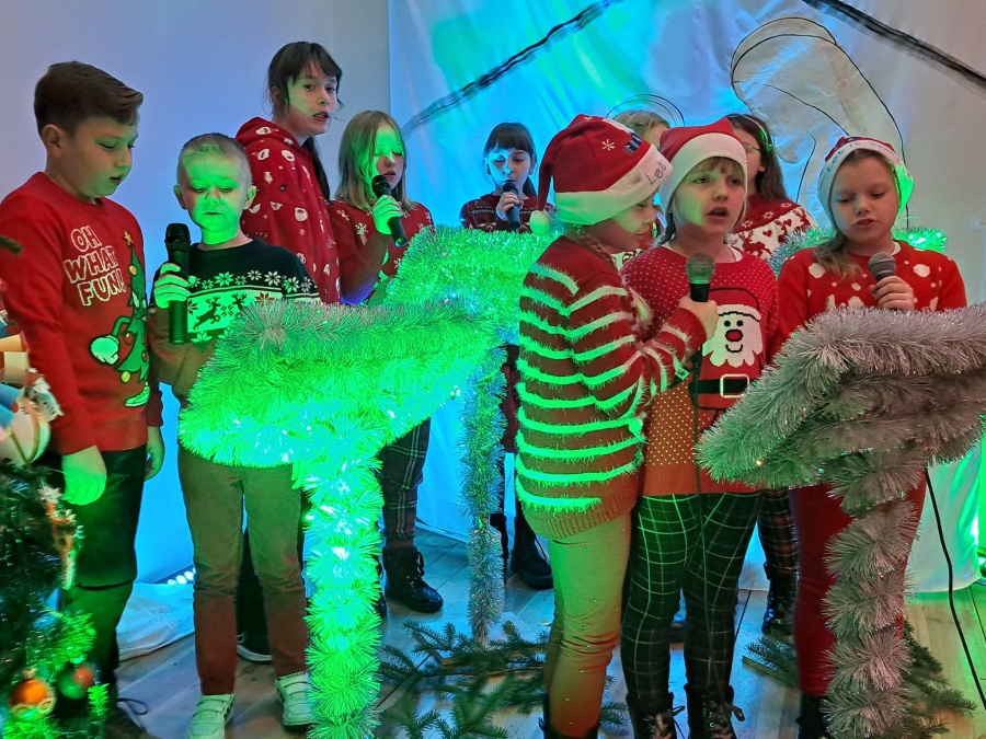 Tradycyjnie sala pełna gości na Wigilii u Zofii Urbanowskiej