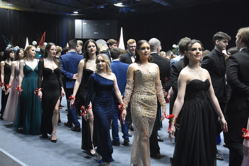 „W życiu nigdy nie jest  za późno na miłość, naukę i spełnianie marzeń”. Studniówka III LO w Koninie