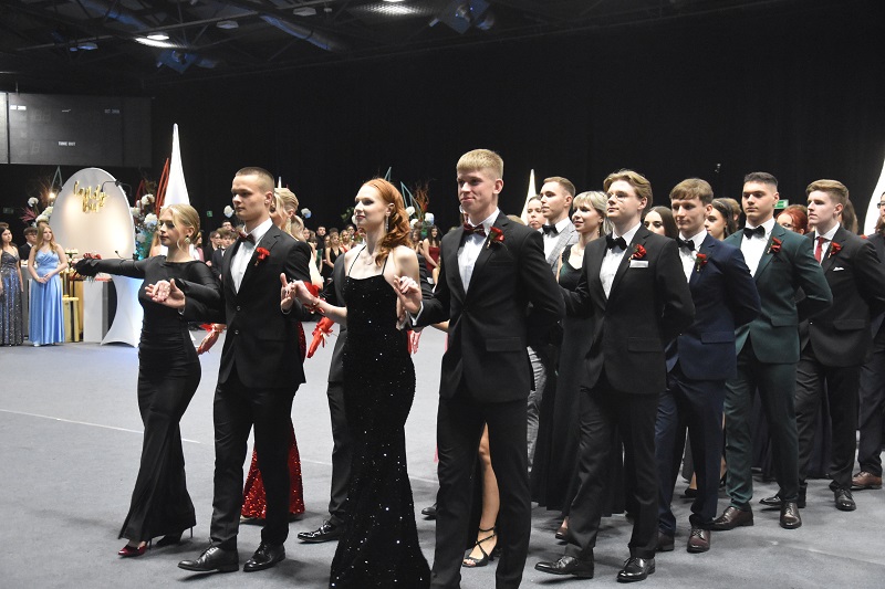 „W życiu nigdy nie jest  za późno na miłość, naukę i spełnianie marzeń”. Studniówka III LO w Koninie