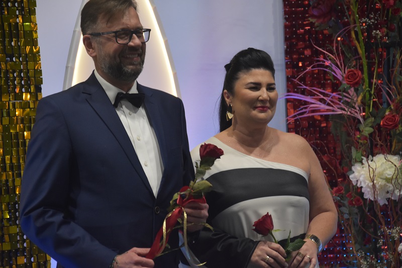 „W życiu nigdy nie jest  za późno na miłość, naukę i spełnianie marzeń”. Studniówka III LO w Koninie
