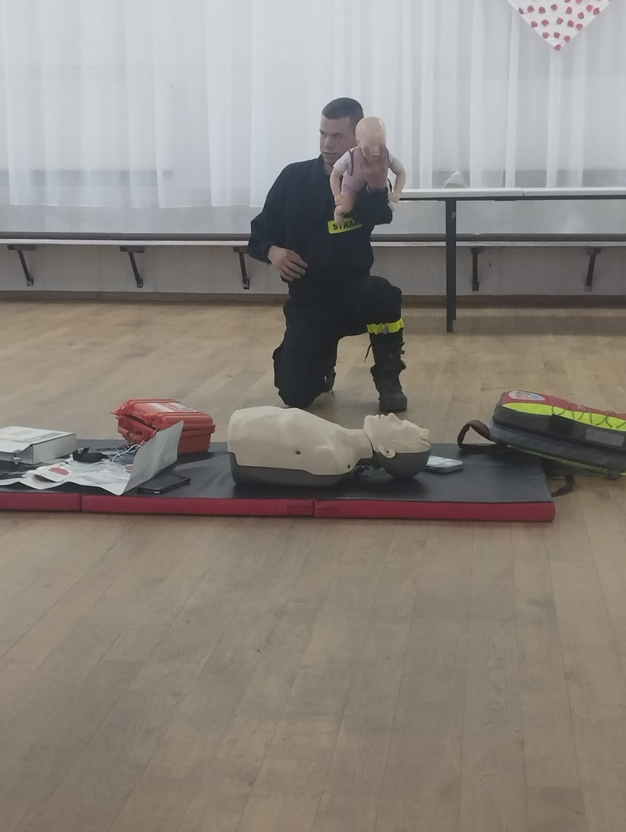 Aktywne Kobiety uczyły się udzielać pierwszej pomocy. Na szkolenie przyszły z dziećmi