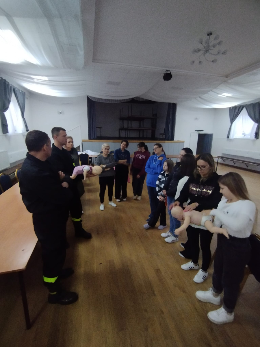 Aktywne Kobiety uczyły się udzielać pierwszej pomocy. Na szkolenie przyszły z dziećmi