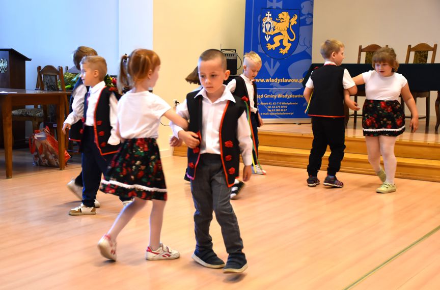 Przedszkolaki z upominkiem dla pracowników samorządowych