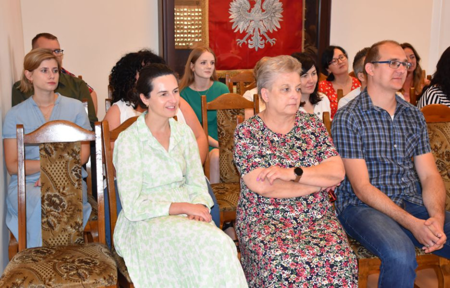 Przedszkolaki z upominkiem dla pracowników samorządowych