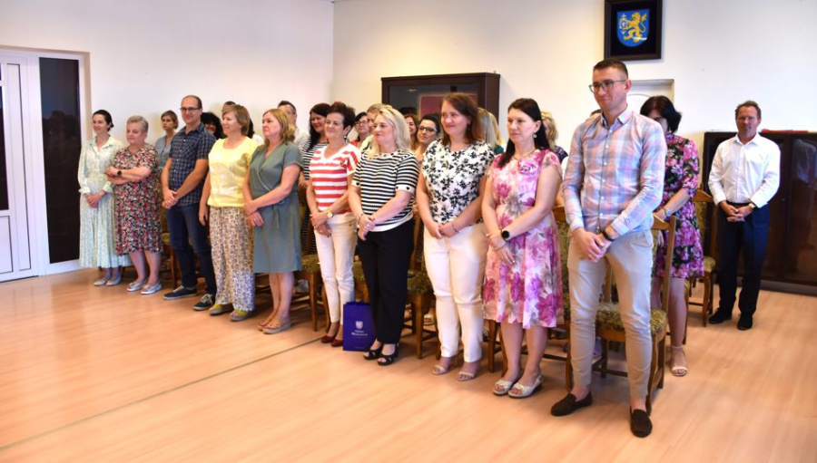 Przedszkolaki z upominkiem dla pracowników samorządowych