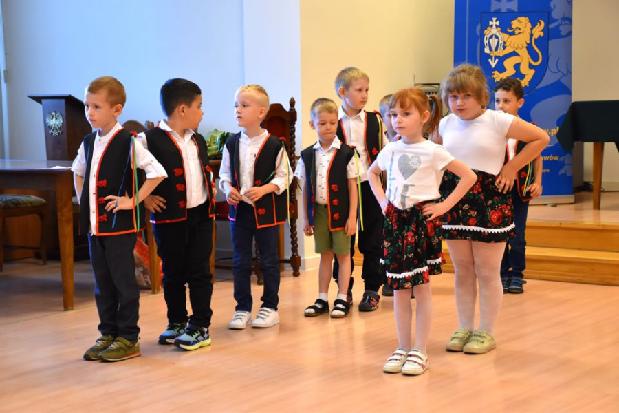 Przedszkolaki z upominkiem dla pracowników samorządowych