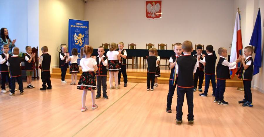 Przedszkolaki z upominkiem dla pracowników samorządowych