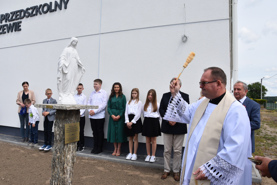 Szkoła Podstawowa w Kozarzewie ma sztandar. Czekała ponad sto lat