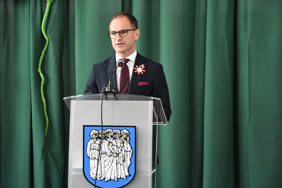 Szkoła Podstawowa w Kozarzewie ma sztandar. Czekała ponad sto lat
