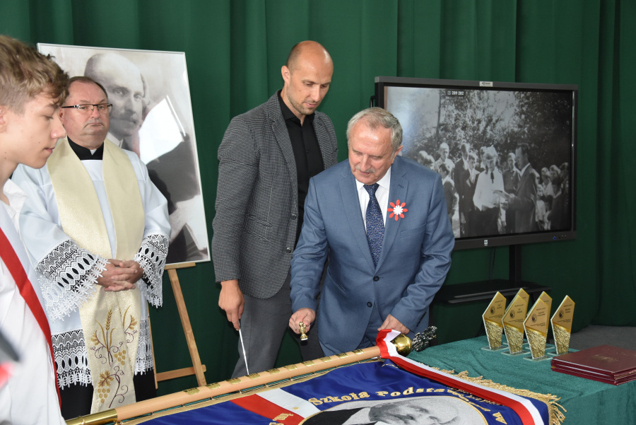Szkoła Podstawowa w Kozarzewie ma sztandar. Czekała ponad sto lat