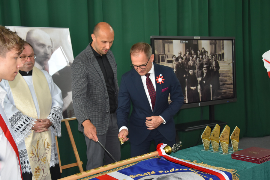 Szkoła Podstawowa w Kozarzewie ma sztandar. Czekała ponad sto lat