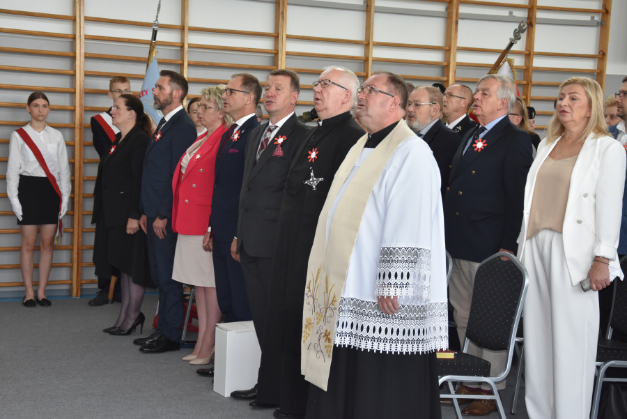 Szkoła Podstawowa w Kozarzewie ma sztandar. Czekała ponad sto lat