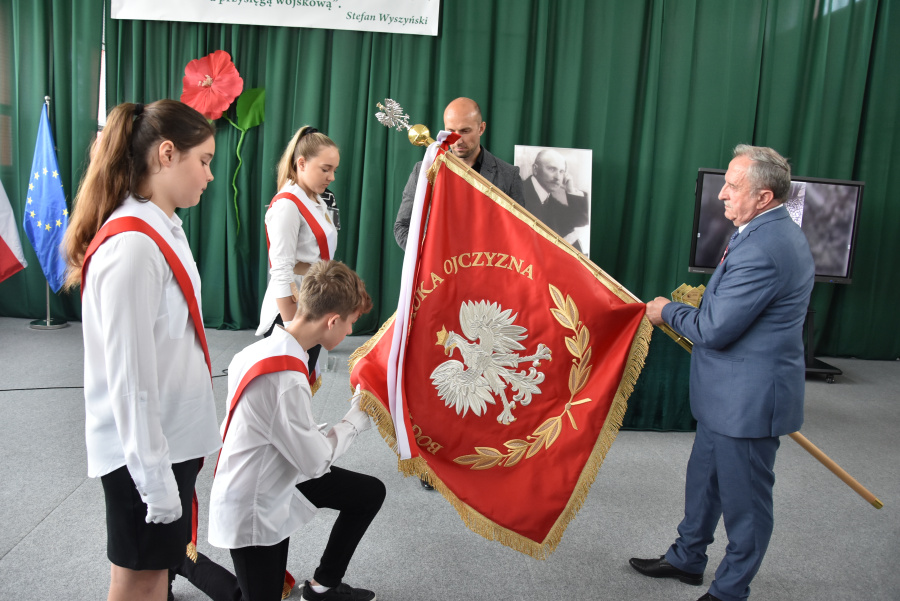 Szkoła Podstawowa w Kozarzewie ma sztandar. Czekała ponad sto lat