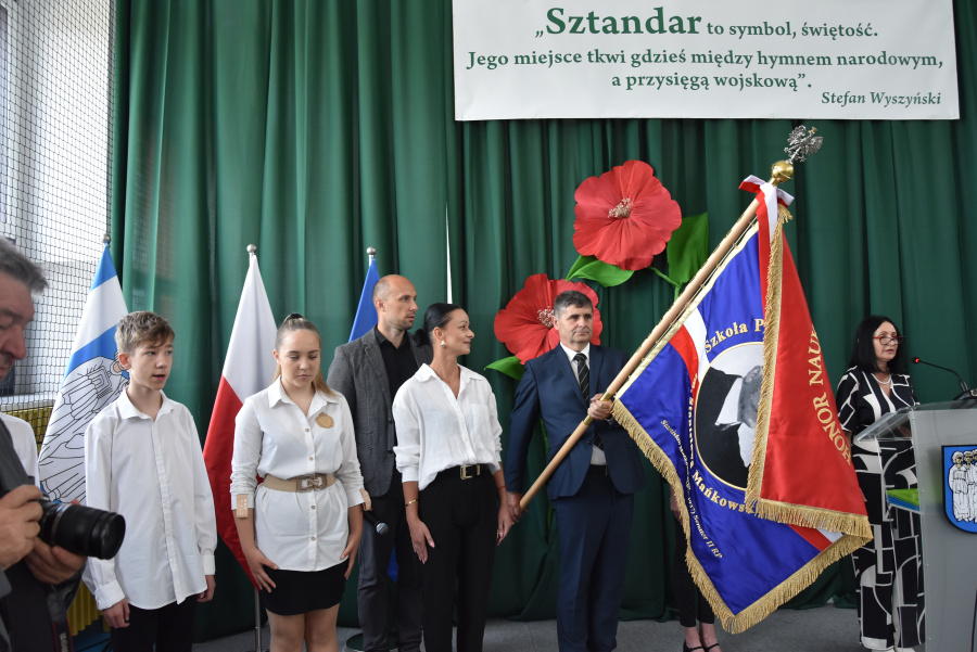 Szkoła Podstawowa w Kozarzewie ma sztandar. Czekała ponad sto lat