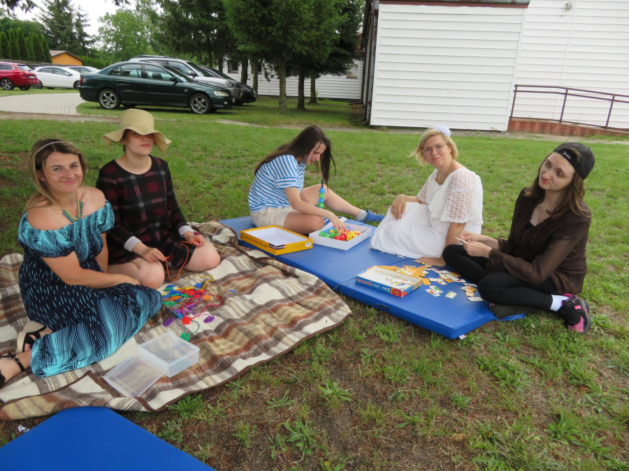 Damy w długich sukniach i szerokich kapeluszach. W eleganckim, angielskim stylu