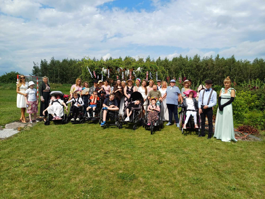 Damy w długich sukniach i szerokich kapeluszach. W eleganckim, angielskim stylu