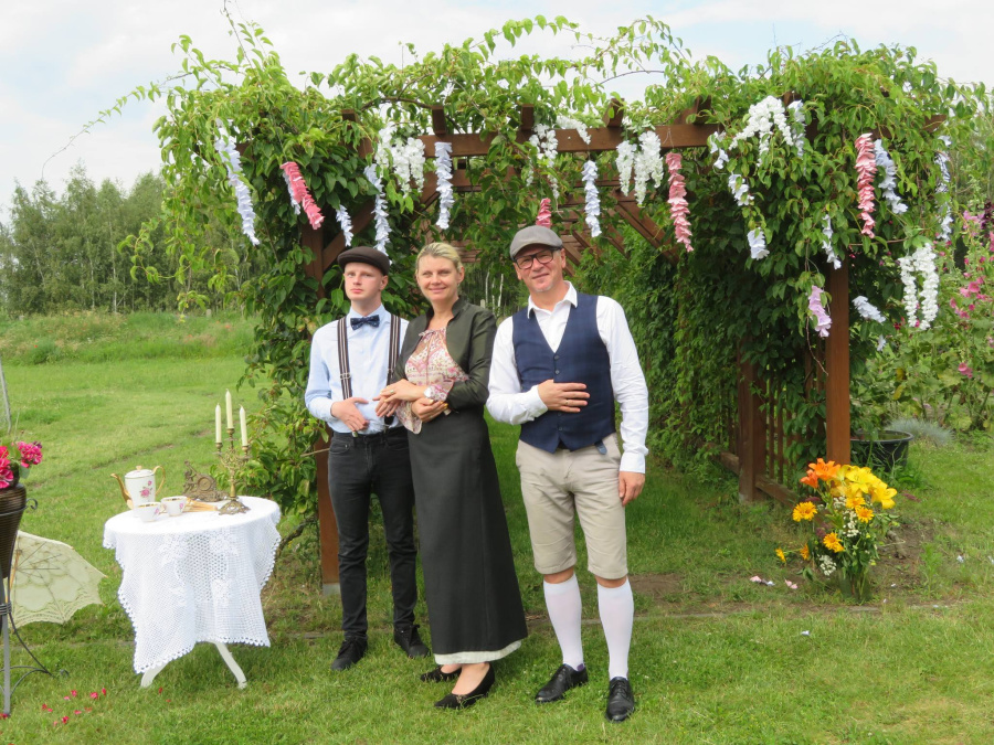 Damy w długich sukniach i szerokich kapeluszach. W eleganckim, angielskim stylu