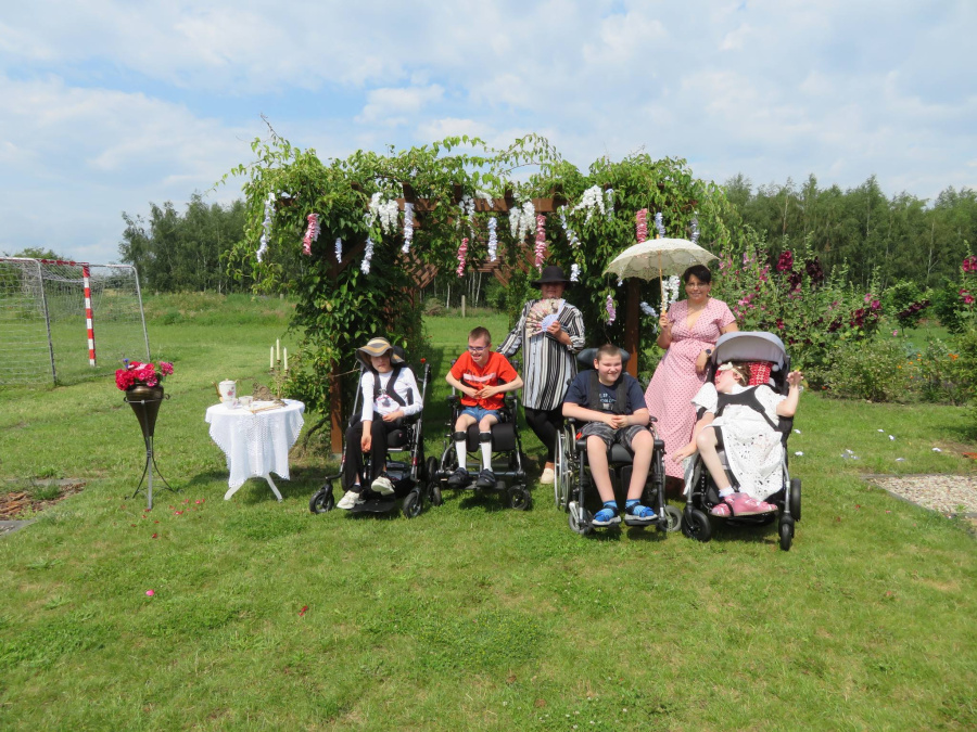 Damy w długich sukniach i szerokich kapeluszach. W eleganckim, angielskim stylu