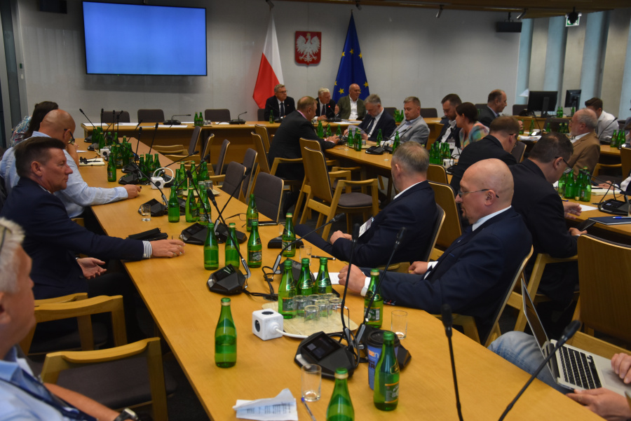 W sejmie o budowie elektrowni jądrowej w Koninie. Wiceminister aktywów państwowych się pojawił i wyszedł z komisji