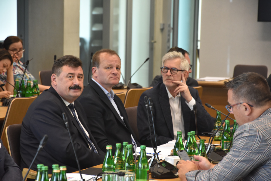 W sejmie o budowie elektrowni jądrowej w Koninie. Wiceminister aktywów państwowych się pojawił i wyszedł z komisji