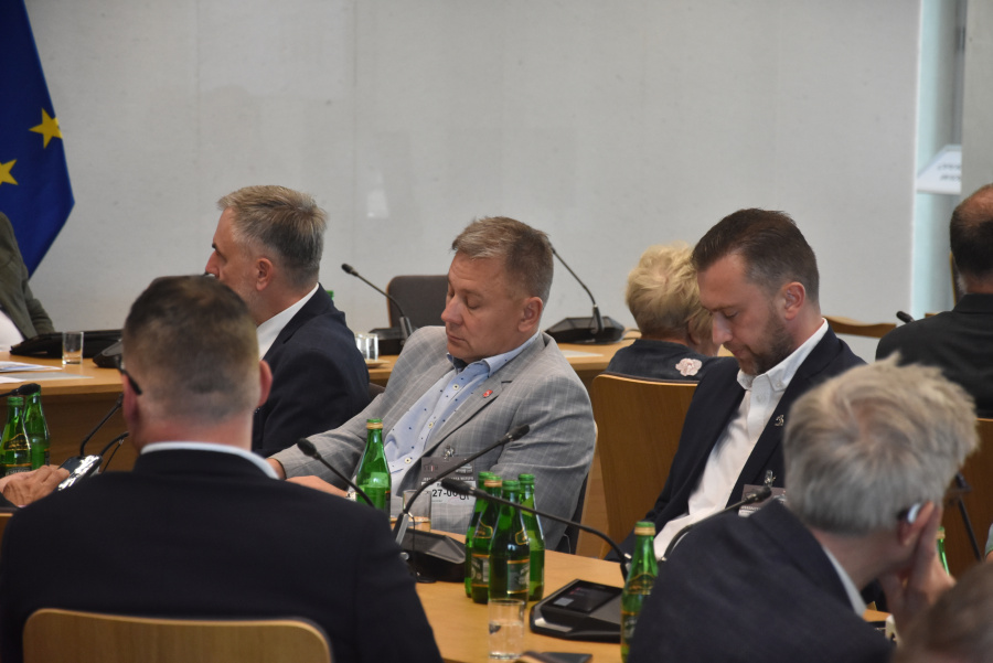 W sejmie o budowie elektrowni jądrowej w Koninie. Wiceminister aktywów państwowych się pojawił i wyszedł z komisji
