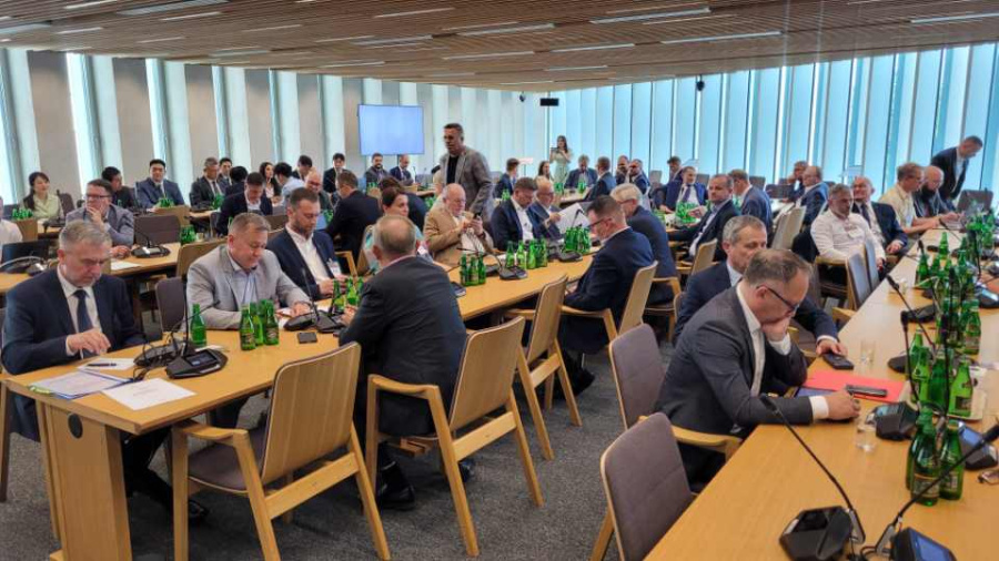 W sejmie o budowie elektrowni jądrowej w Koninie. Wiceminister aktywów państwowych się pojawił i wyszedł z komisji
