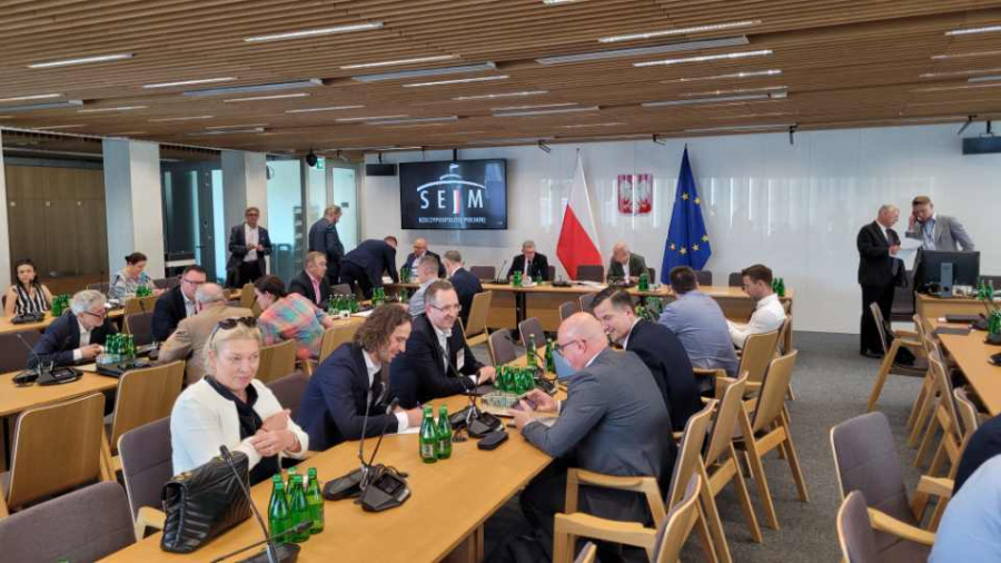 W sejmie o budowie elektrowni jądrowej w Koninie. Wiceminister aktywów państwowych się pojawił i wyszedł z komisji