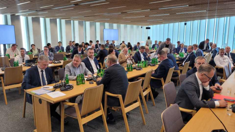 W sejmie o budowie elektrowni jądrowej w Koninie. Wiceminister aktywów państwowych się pojawił i wyszedł z komisji