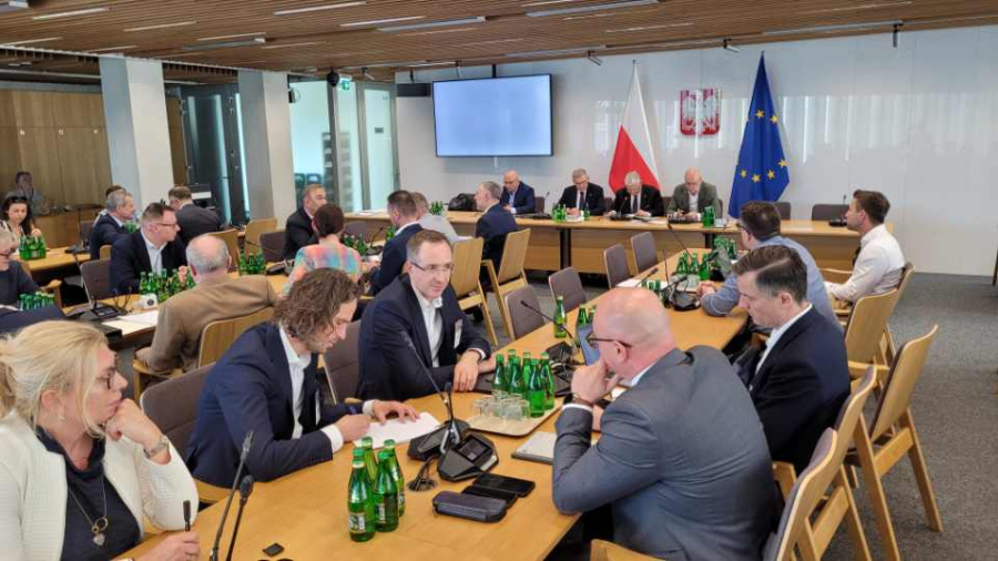 W sejmie o budowie elektrowni jądrowej w Koninie. Wiceminister aktywów państwowych się pojawił i wyszedł z komisji