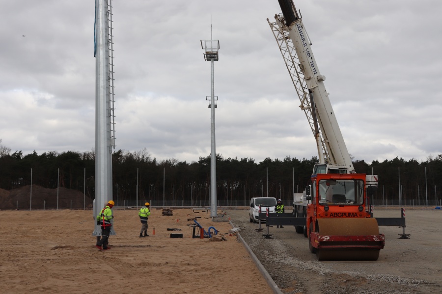 Montują wieże oświetleniowe na przebudowywanym stadionie
