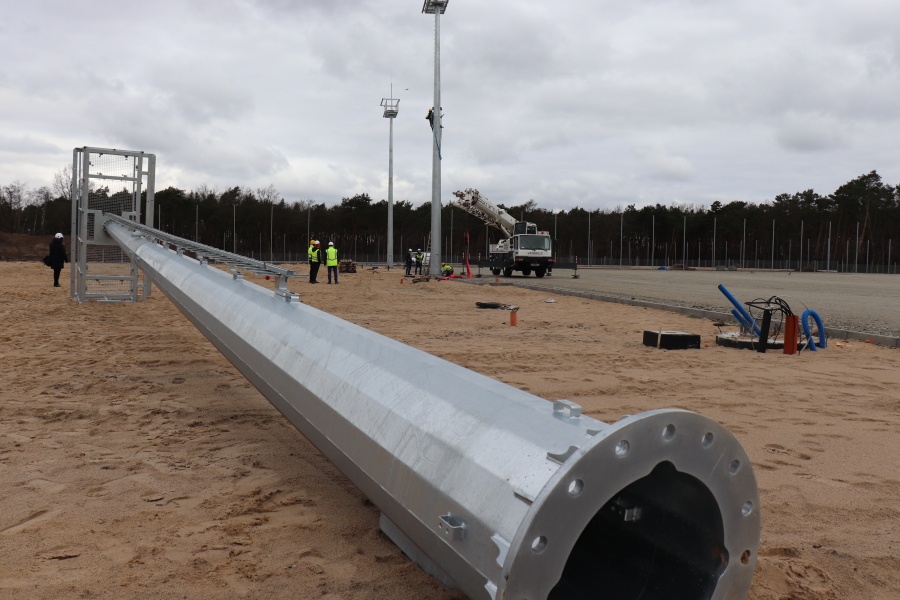 Montują wieże oświetleniowe na przebudowywanym stadionie