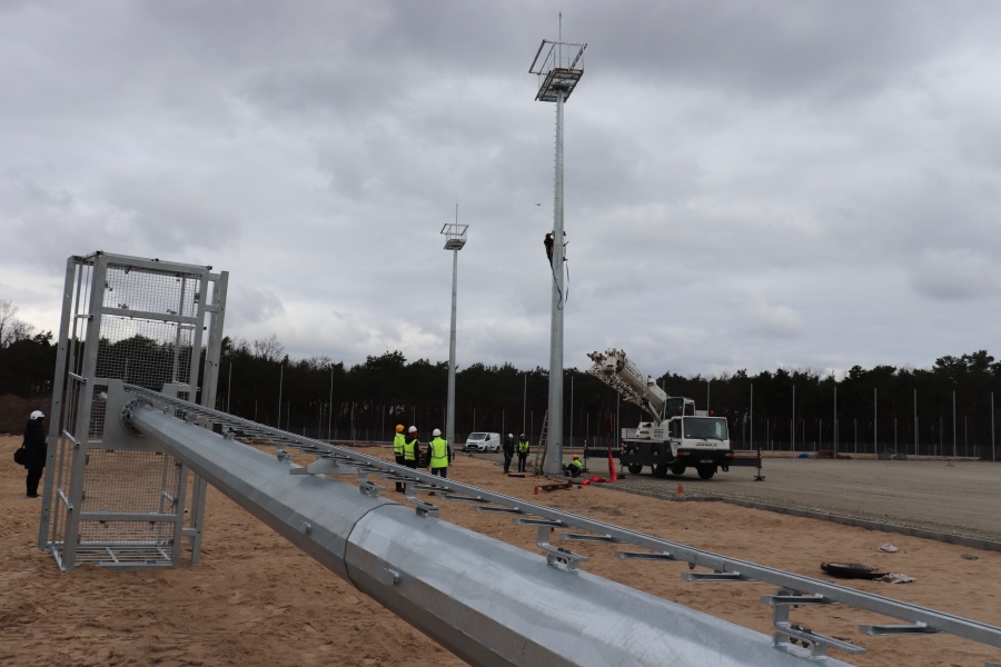 Montują wieże oświetleniowe na przebudowywanym stadionie