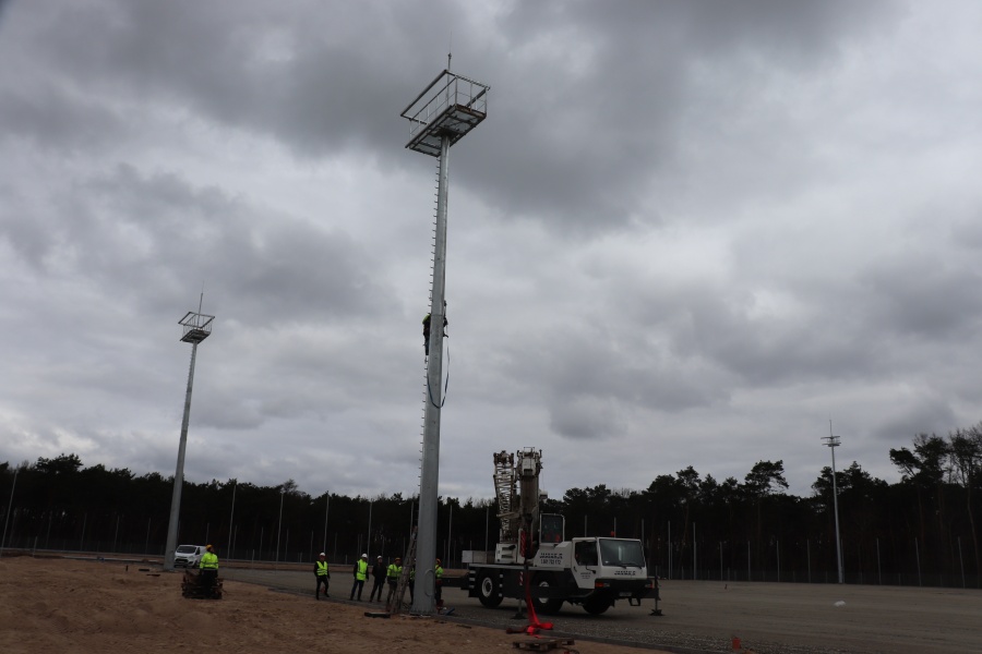 Montują wieże oświetleniowe na przebudowywanym stadionie