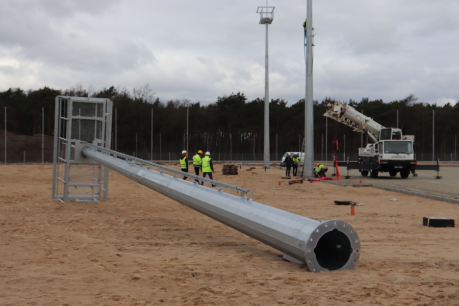 Montują wieże oświetleniowe na przebudowywanym stadionie