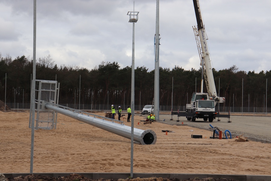 Montują wieże oświetleniowe na przebudowywanym stadionie
