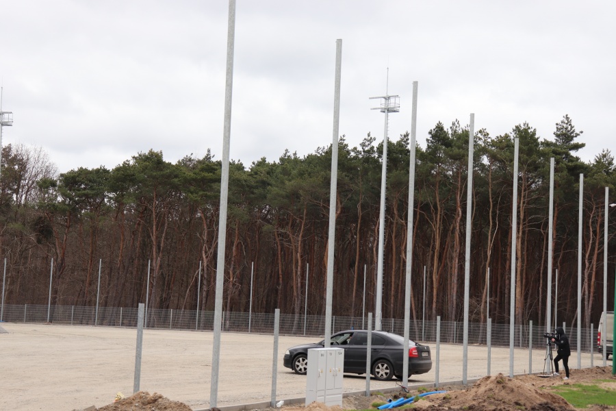 Montują wieże oświetleniowe na przebudowywanym stadionie