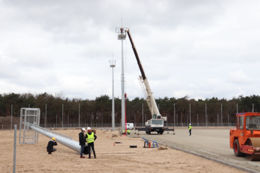 Montują wieże oświetleniowe na przebudowywanym stadionie