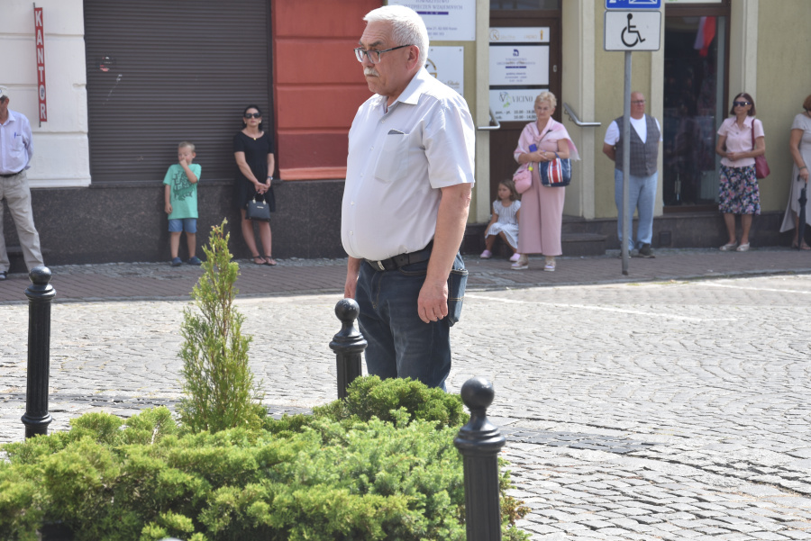 Oddali hołd bohaterom. Kwiaty i znicze pod pomnikiem Józefa Piłsudskiego