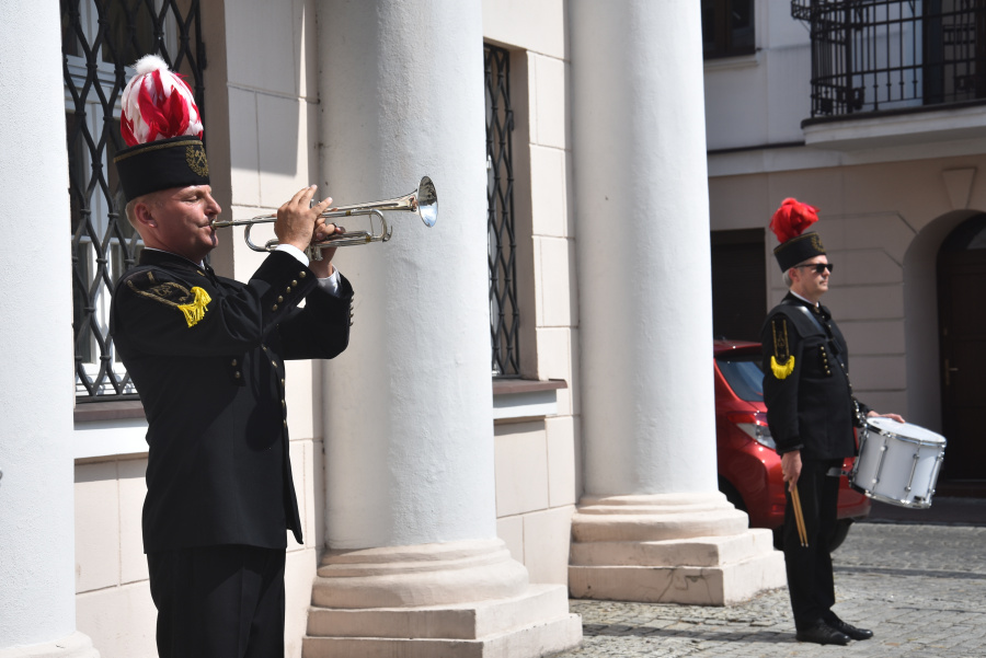 Oddali hołd bohaterom. Kwiaty i znicze pod pomnikiem Józefa Piłsudskiego