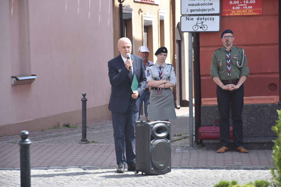 Oddali hołd bohaterom. Kwiaty i znicze pod pomnikiem Józefa Piłsudskiego