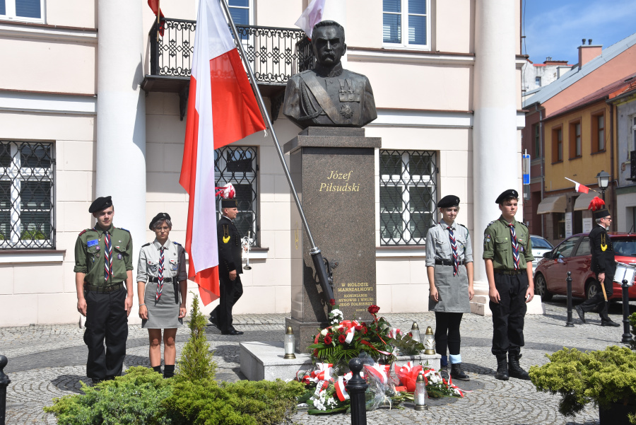 Oddali hołd bohaterom. Kwiaty i znicze pod pomnikiem Józefa Piłsudskiego