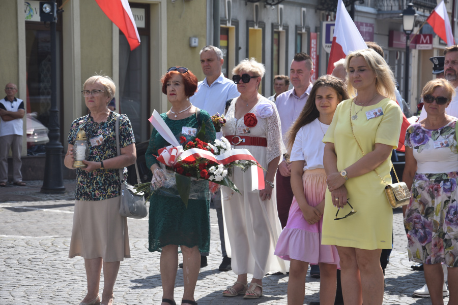 Oddali hołd bohaterom. Kwiaty i znicze pod pomnikiem Józefa Piłsudskiego
