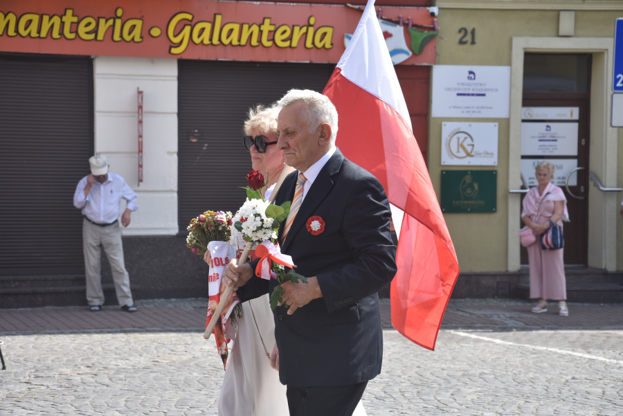 Oddali hołd bohaterom. Kwiaty i znicze pod pomnikiem Józefa Piłsudskiego
