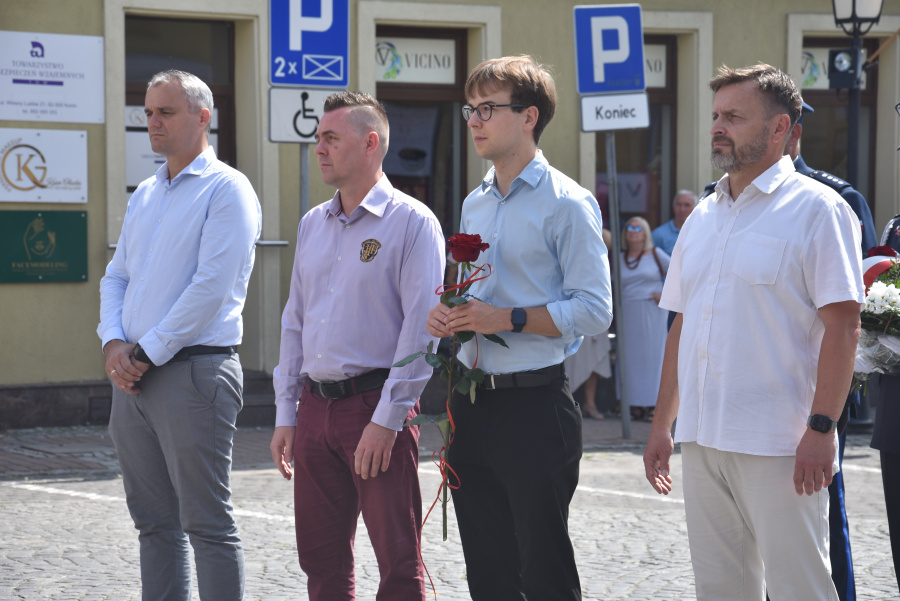 Oddali hołd bohaterom. Kwiaty i znicze pod pomnikiem Józefa Piłsudskiego