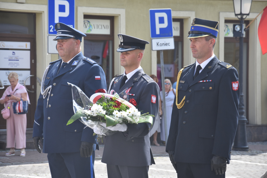 Oddali hołd bohaterom. Kwiaty i znicze pod pomnikiem Józefa Piłsudskiego